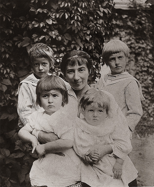 Зинаида Серебрякова с детьми