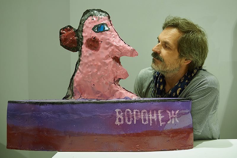Сергей Горшков с одной из своих работ (фото из архива Сергея Горшкова)