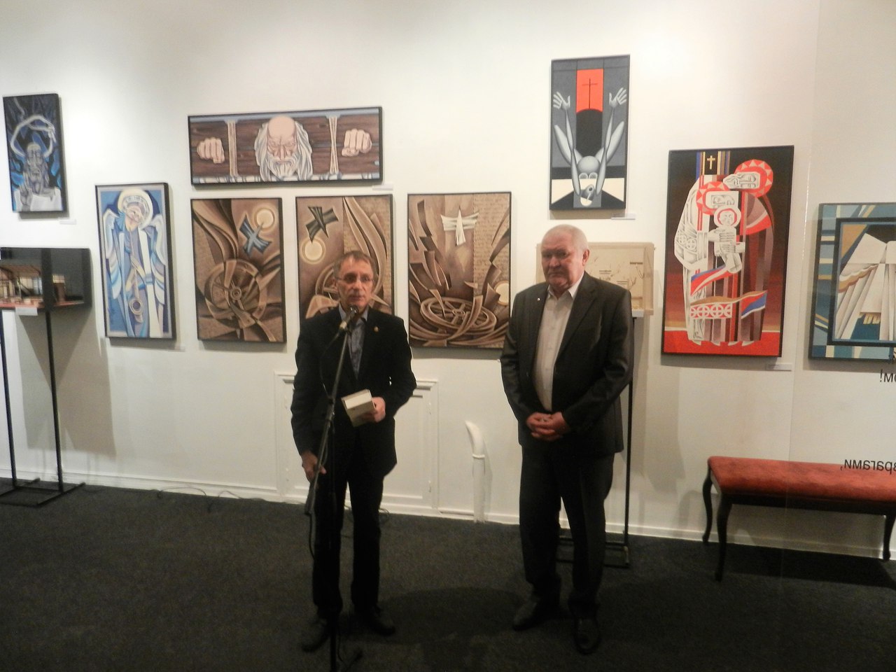 Александр Кузнецов (справа) на открытии выставки "Избранное в Москве"