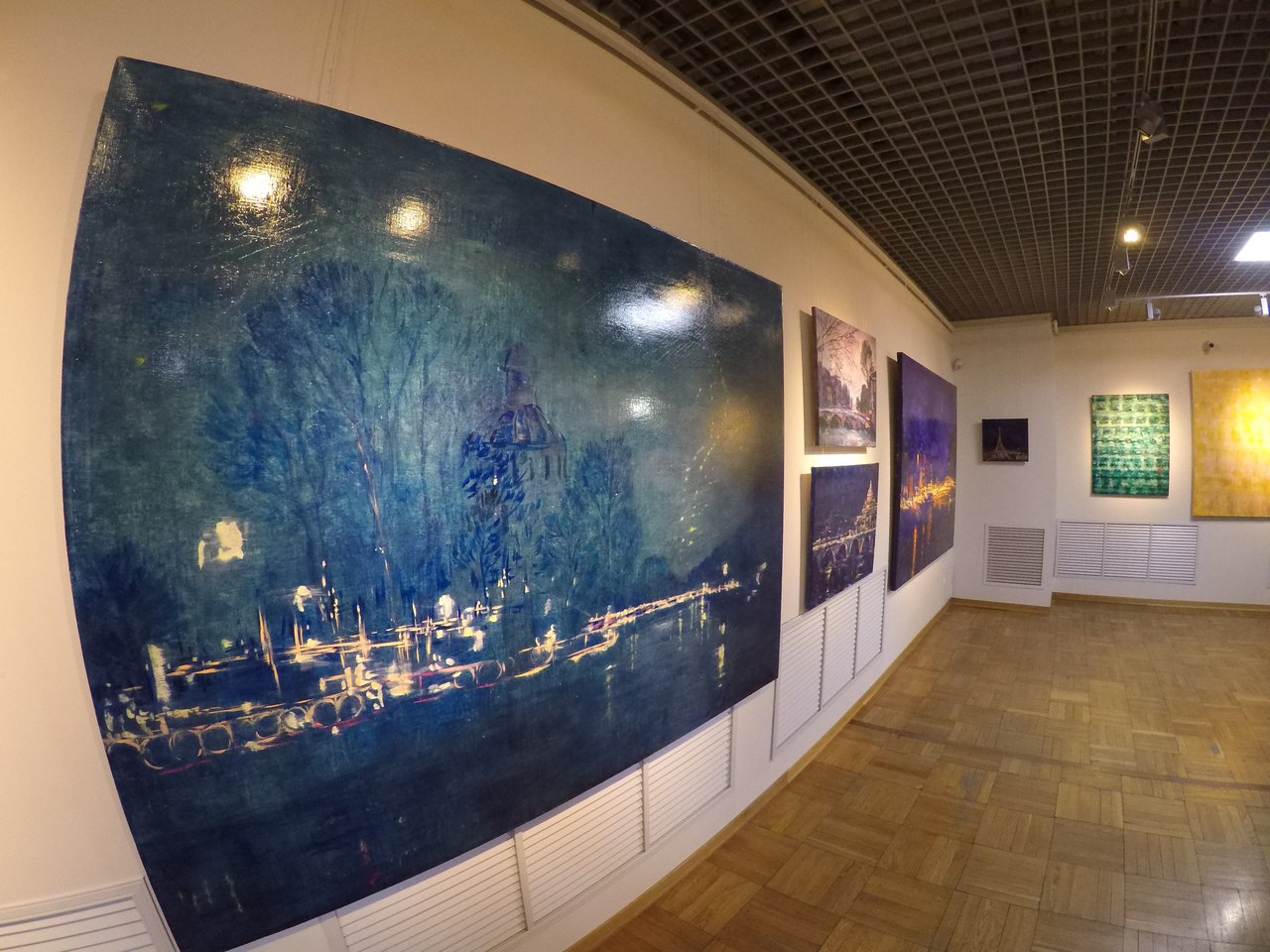 В экспозиции помимо абстракций представлено несколько пейзажей Аллы Решетниковой